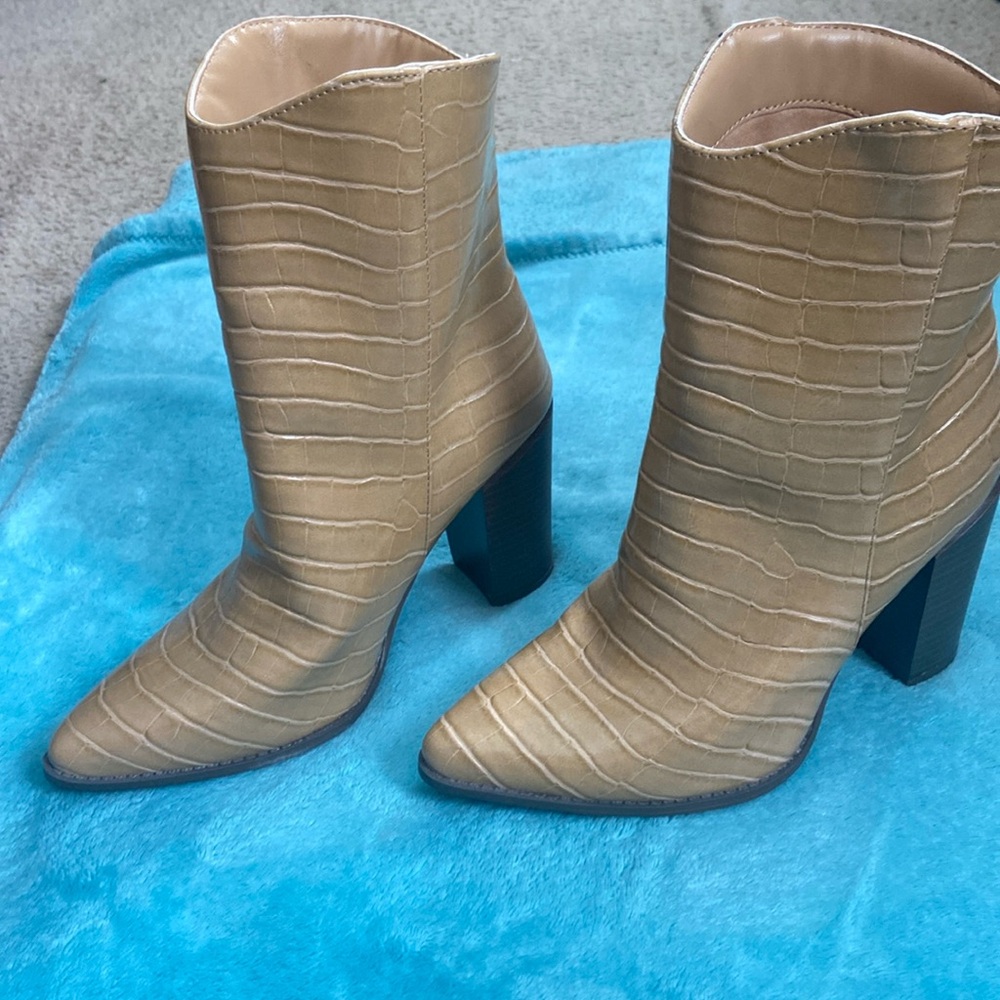Qupid tan boots. Size 6 never worn